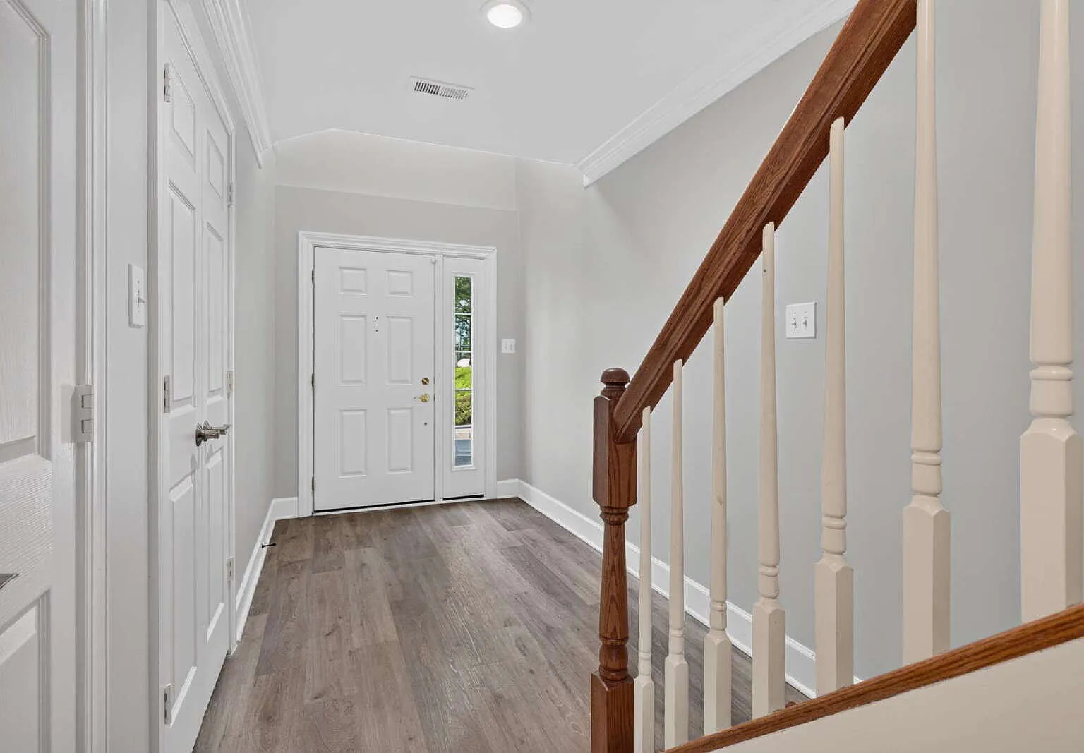 3 bed, 2.5 bath, 2100 sqft, $4,200 — Photo 2
