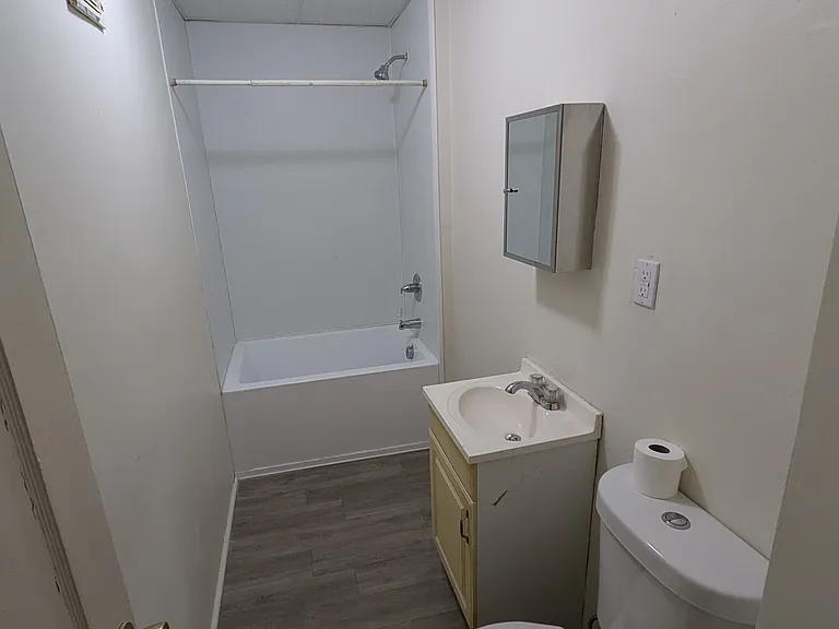 1042 Main St #2 — Photo 5