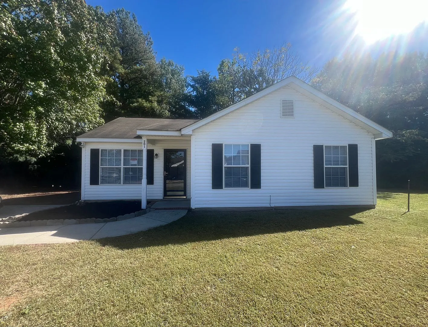 3 Bedroom Home Near University Area — Photo 1