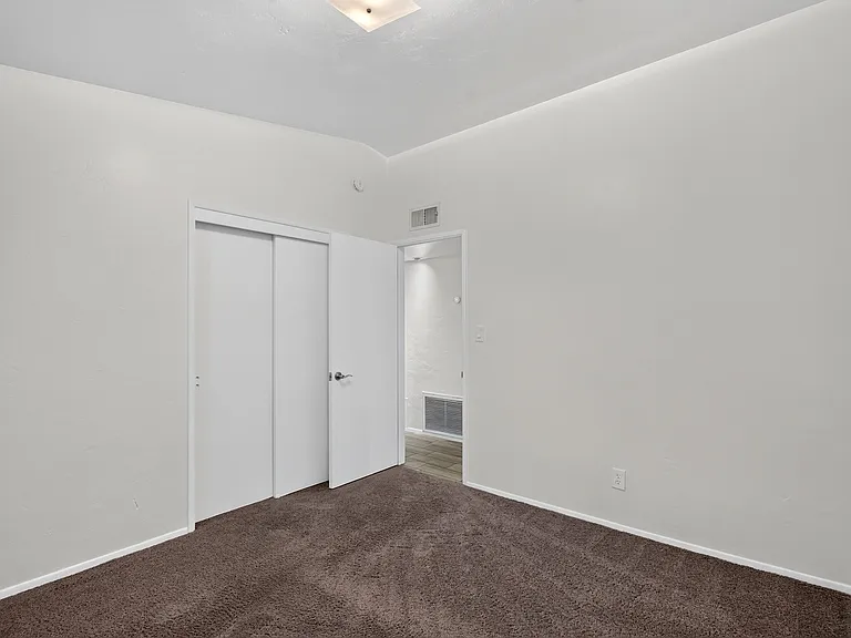 4720 N Miller Rd — Photo 23