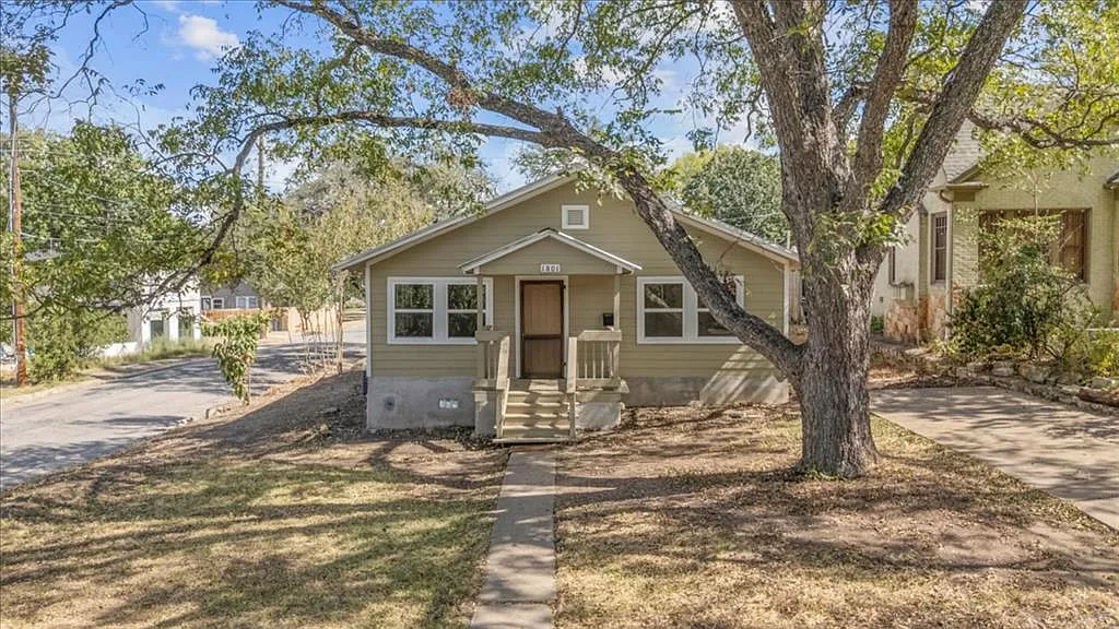 3 bed, 1.0 bath, 1058 sqft, $2,995 — Photo 2