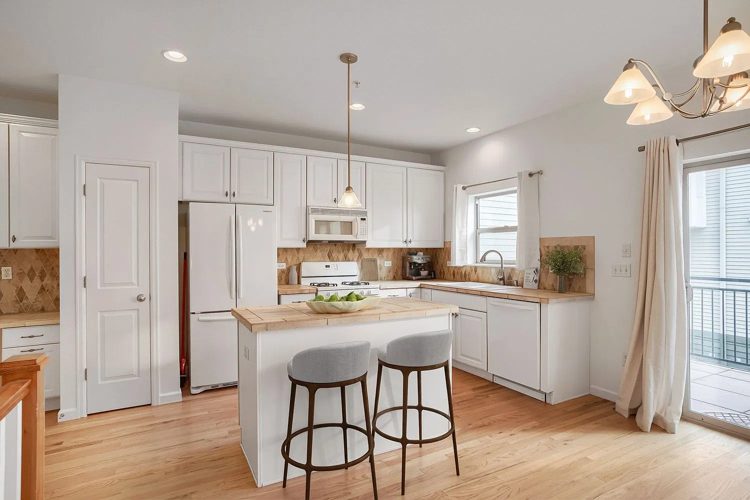 3 bed, 3.5 bath, 2039 sqft, $2,995 — Photo 4