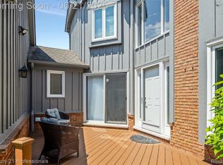28508 Venice Cir, Farmington, MI 48334