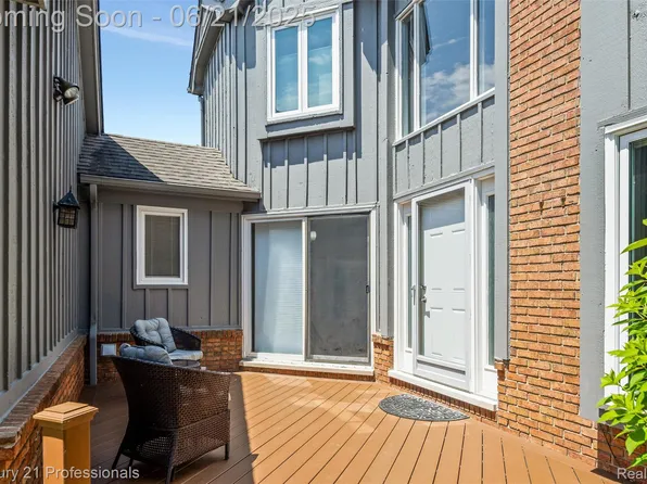 28508 Venice Cir, Farmington, MI 48334