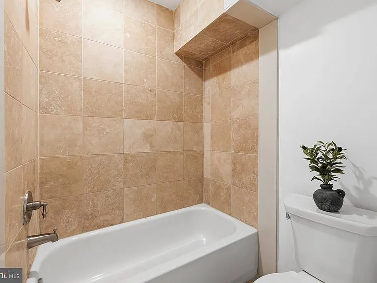 642 15th St NE #2 — Photo 32