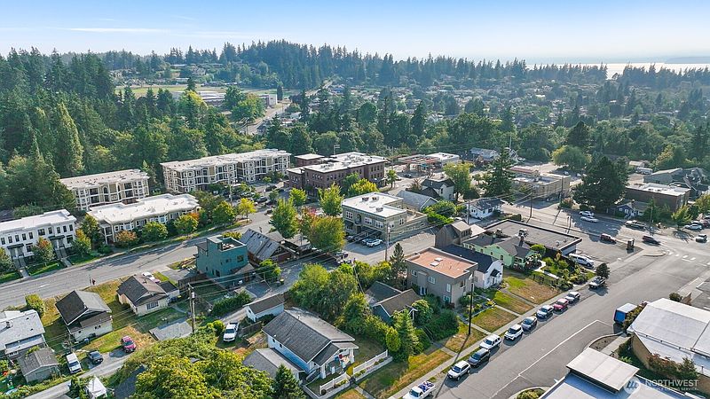 3rd image of 1302 Larrabee Avenue