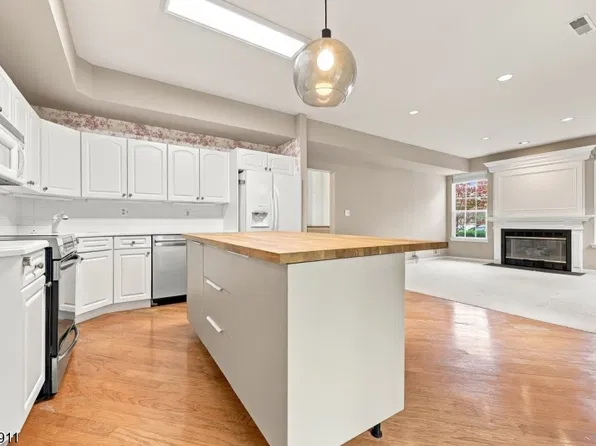 16 Mulberry Ln, Mount Arlington Boro, NJ 07856
