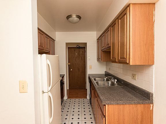 4th image of 535 W Briar Pl APT 259