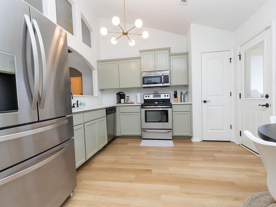 Pantry, eat in kitchen w/ seating for 4, SS french door fridge