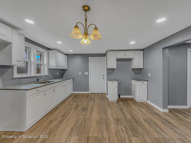 664 Laurel Dr #FRONT — Photo 13