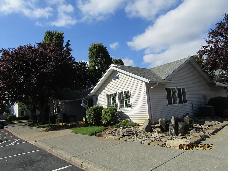 Knox Butte Apartments — Photo 12