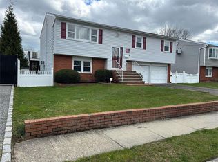 39 Palm St, Lindenhurst, NY 11757