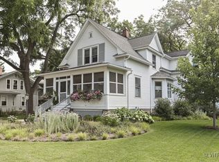 689 Pleasant Ave, Glen Ellyn, IL 60137