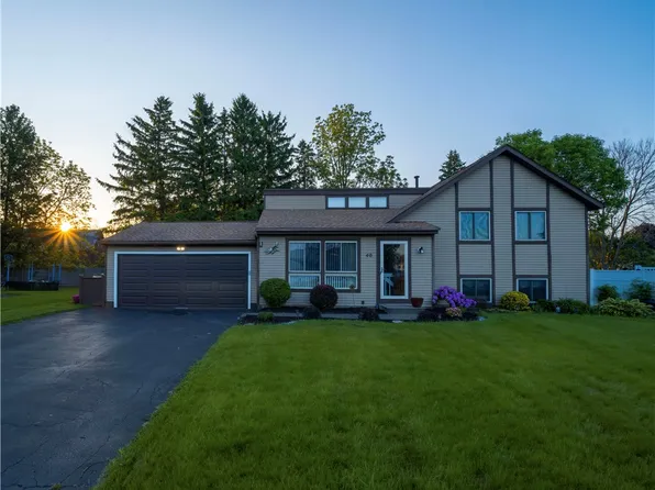 40 Constance Way E, Rochester, NY 14612
