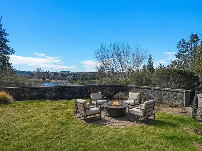 26 NW Shasta Pl — Photo 3