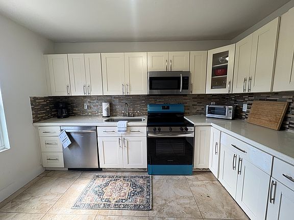 Fully equippedOpen kitchen with brand new stove and dishwasher. Incl microwave, toaster oven, and full size fridge