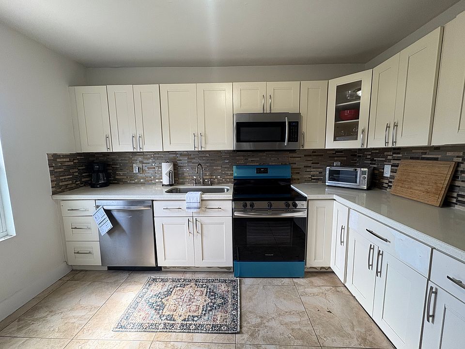 Fully equippedOpen kitchen with brand new stove and dishwasher. Incl microwave, toaster oven, and full size fridge