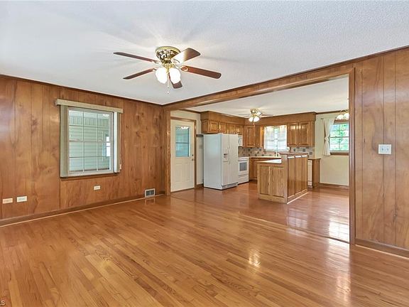 5th image of 201 Oakwoods Ln
