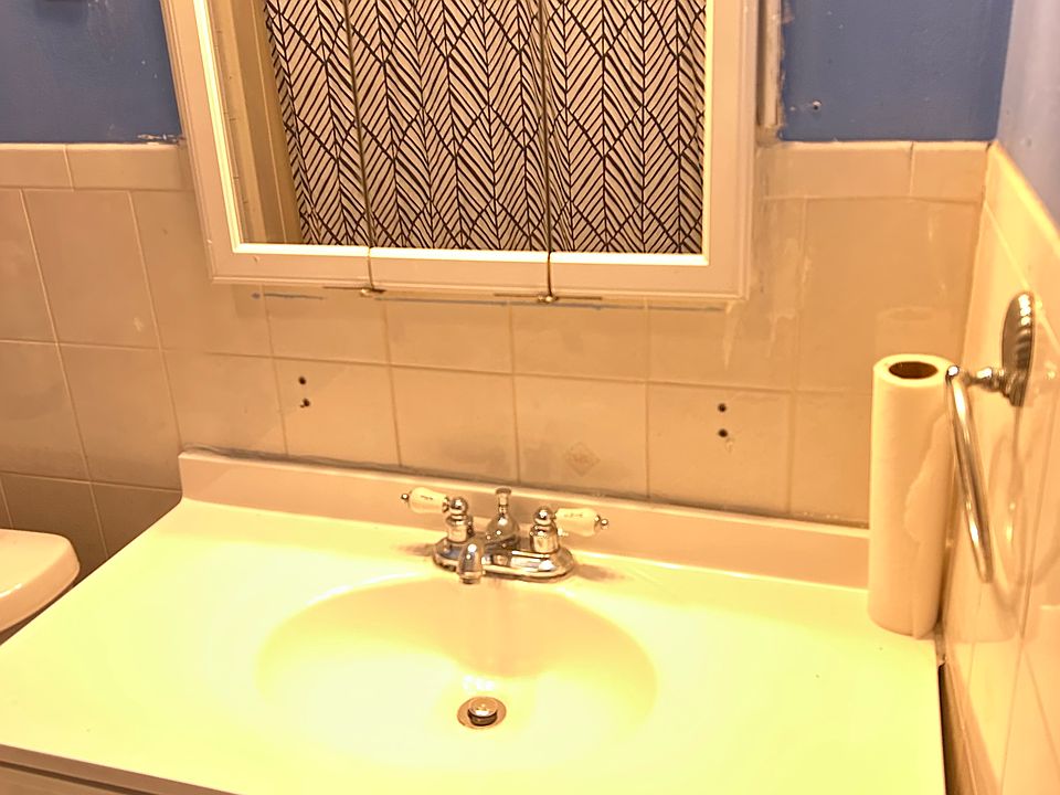1st image of 11 E Fulton St Floor 2