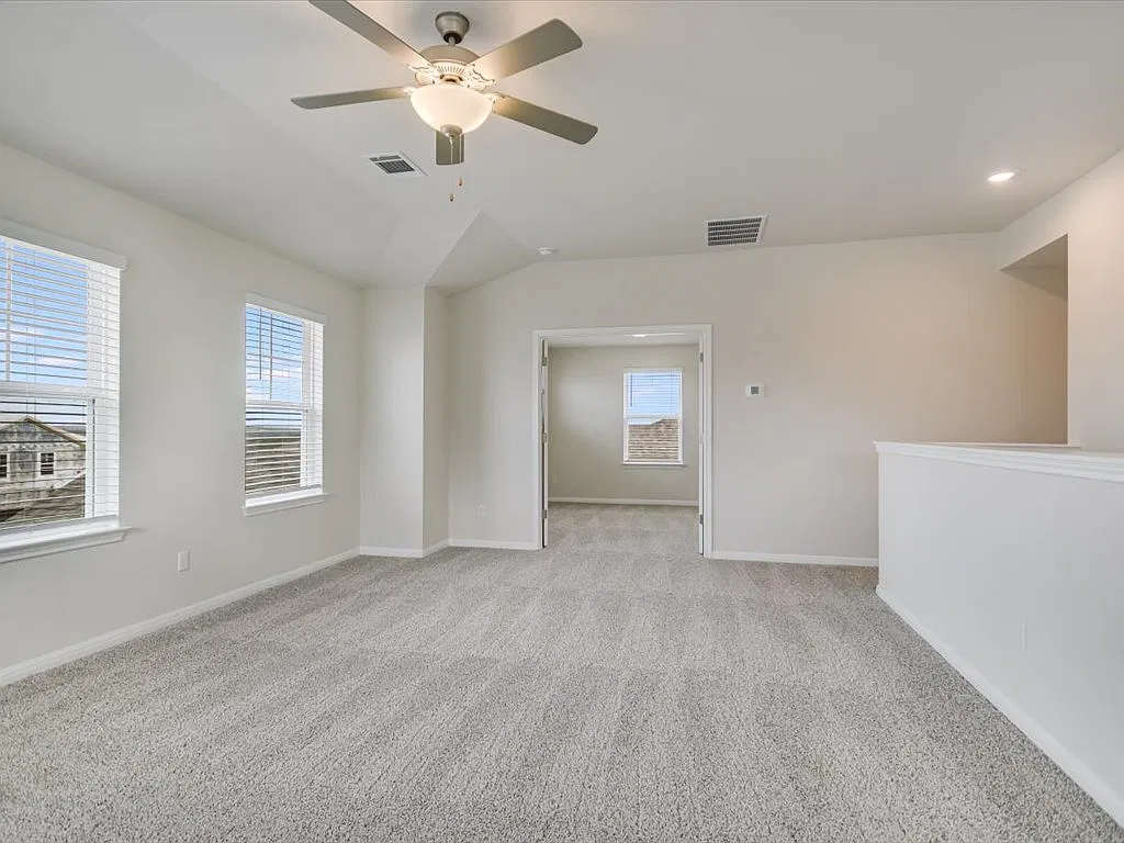 5 bed, 2852 sqft, $3,050 — Photo 3