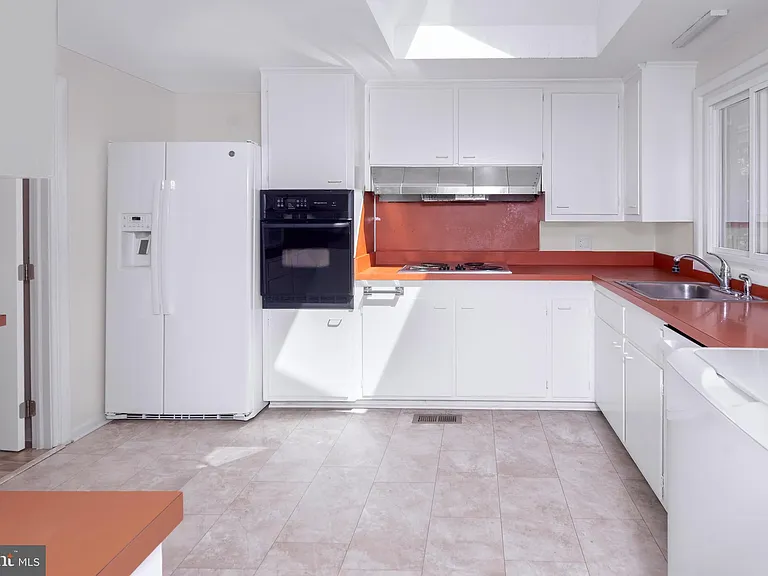68 Mountain Ave — Photo 8