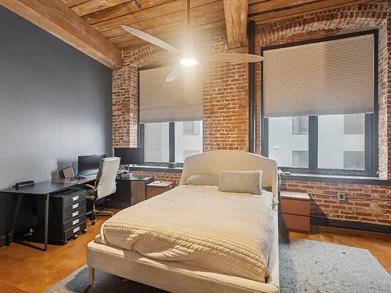 Spacious bedroom with office/desk chair. Darkening curtains for light sleepers!