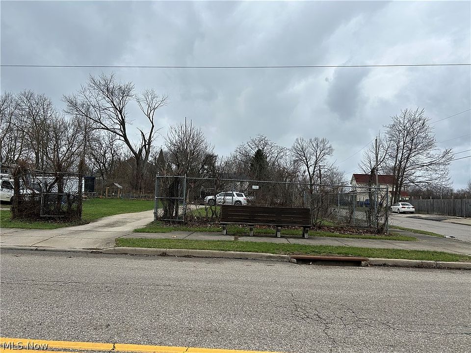 2nd image of 624 Steel St