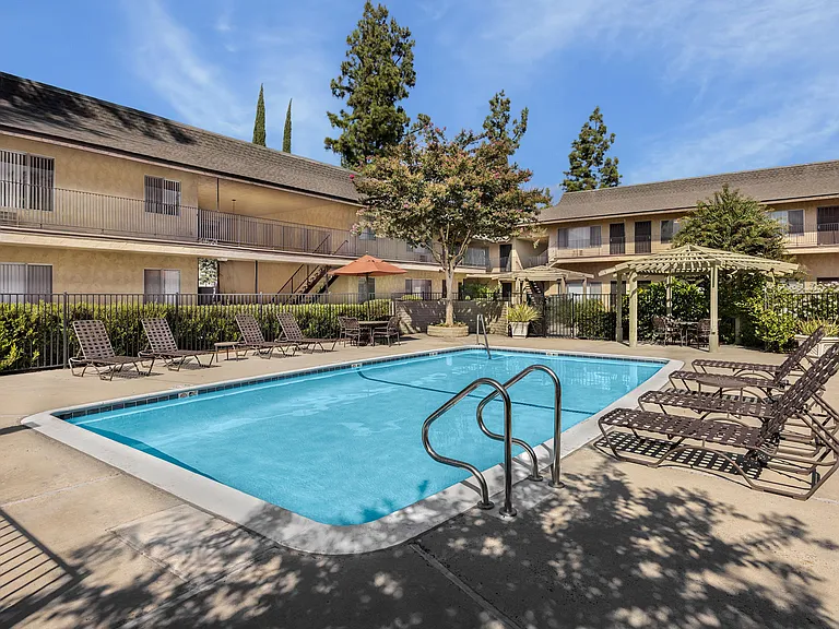 The Oaks Apartments — Photo 3