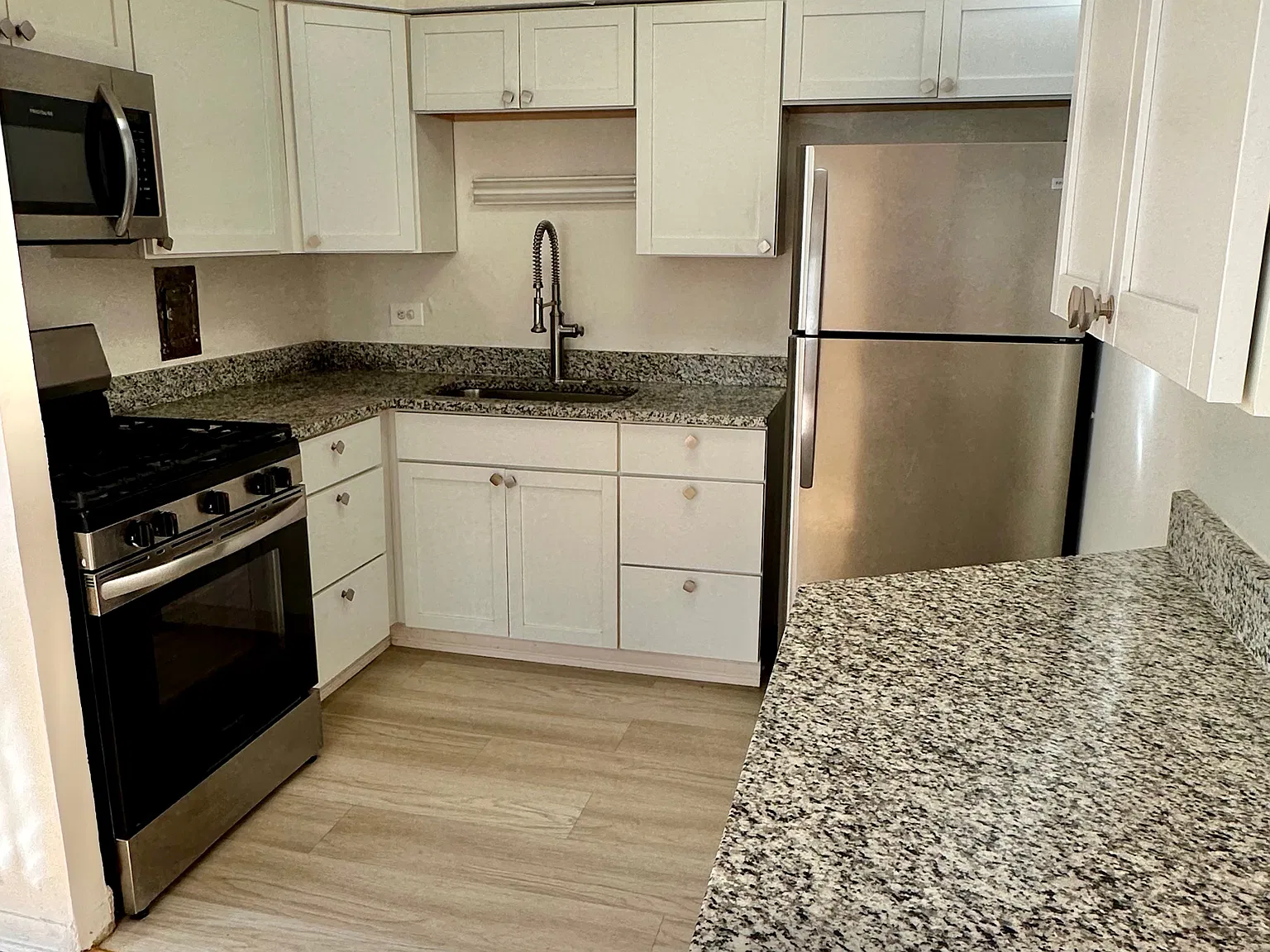 1512 W Farwell Ave — Photo 3