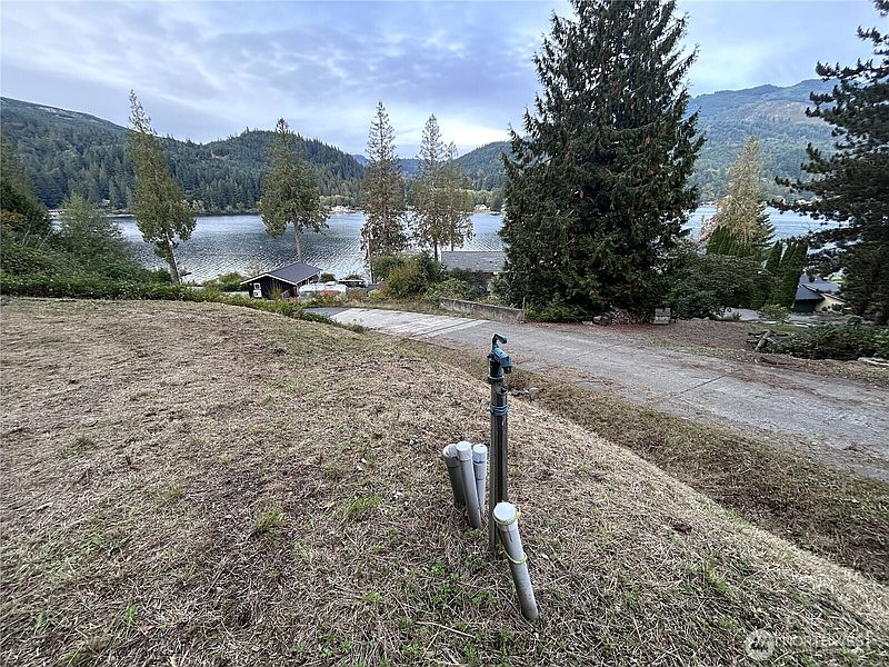 3rd image of 715 Samish Heights Lane