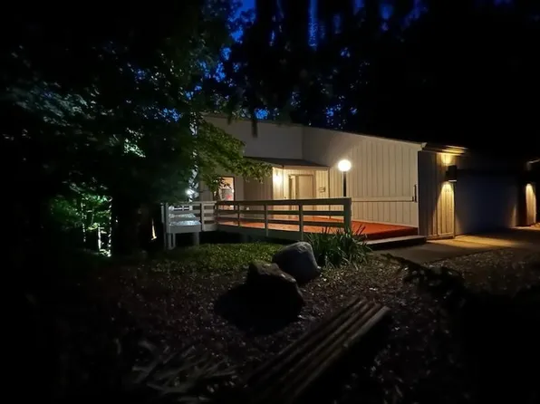 1001 Colony Ln, Charleston, IL 61920