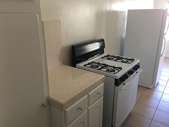 3rd image of 601 S Cloverdale Ave