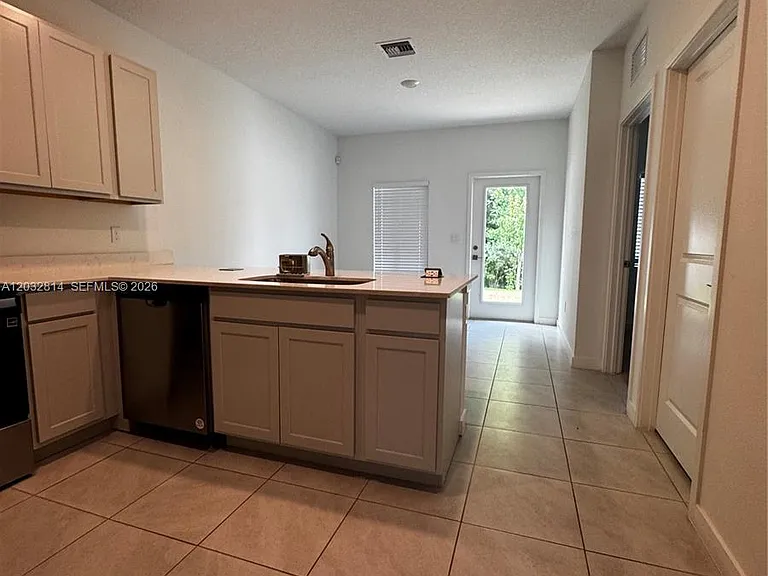 4860 Dillion St #4860 — Photo 11