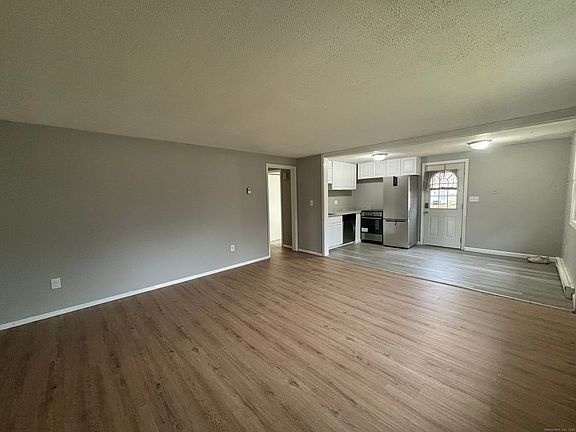 4th image of 9 White Oak Rd #D