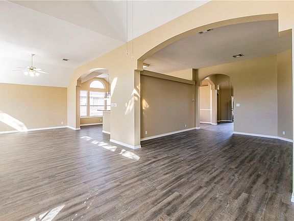 5th image of 105 E Custers Creek Bnd