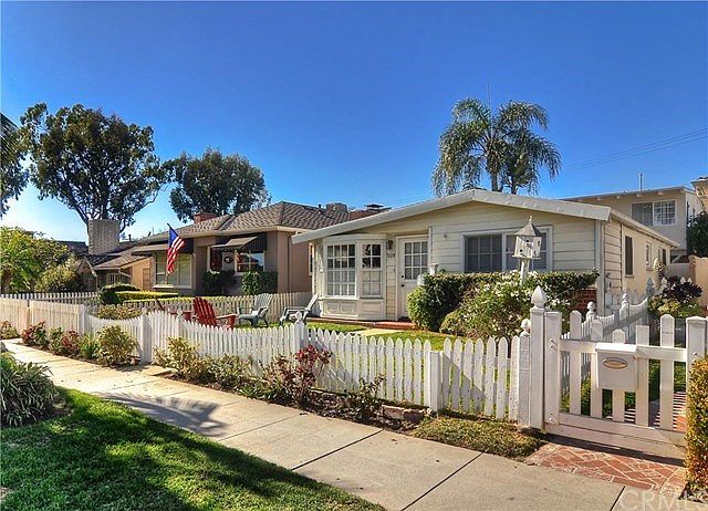 Front view of the property, 509 Marguerite in the front 509 1/2 in the back. Gorgeous landscaping and white picket fence.