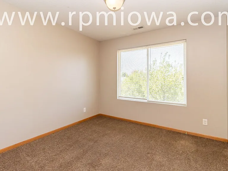 770 SE Harper Dr — Photo 7