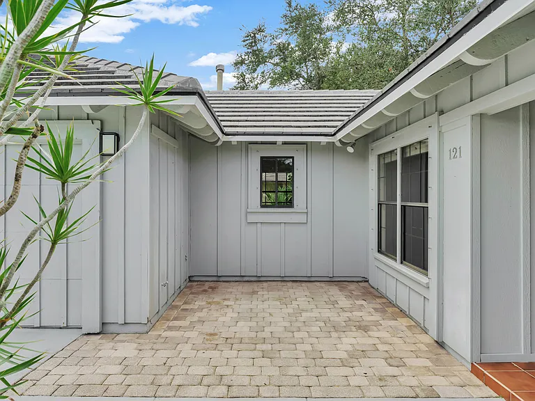 121 Prestwick Cir — Photo 8