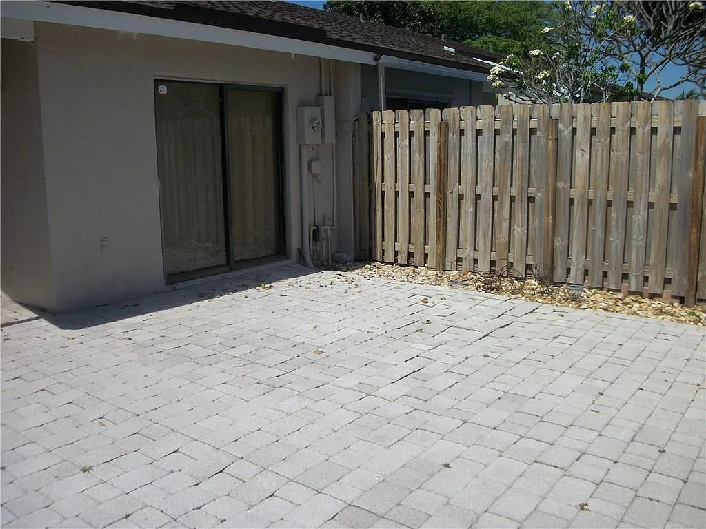 2 bed, 2.0 bath, 942 sqft, $2,600 — Photo 3