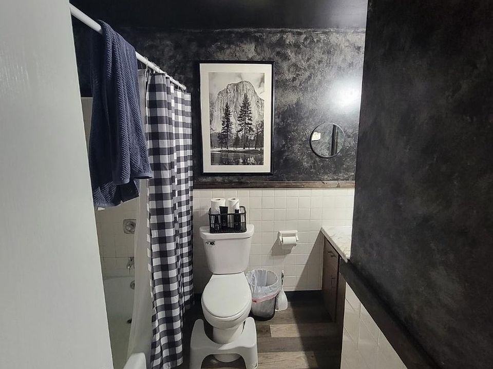 2nd image of 6320-6330 N 91st St #5