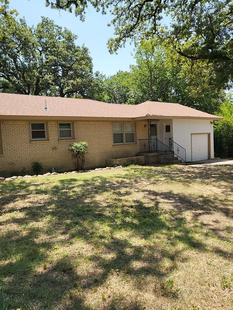 304 E Ellen Ave, Hurst, TX 76053 — Photo 1