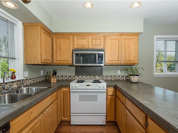 5th image of 2758 E McLoughlin Blvd