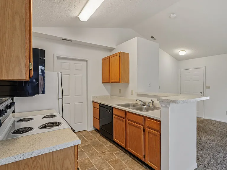 Broadway Village Apartments — Photo 18