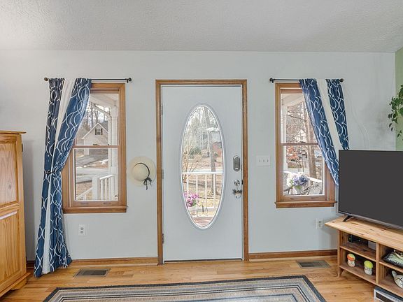 5th image of 33 Colonial Rd