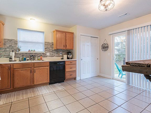 5th image of 815 Greenwood Ln