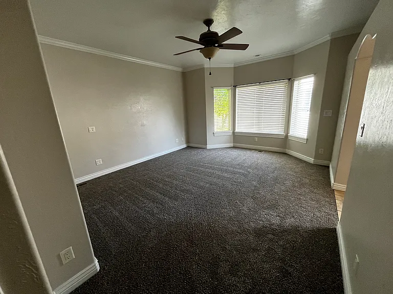 Master bedroom
Brand new carpeting