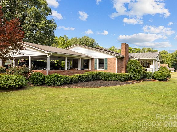 4th image of 2122 Dean Ln