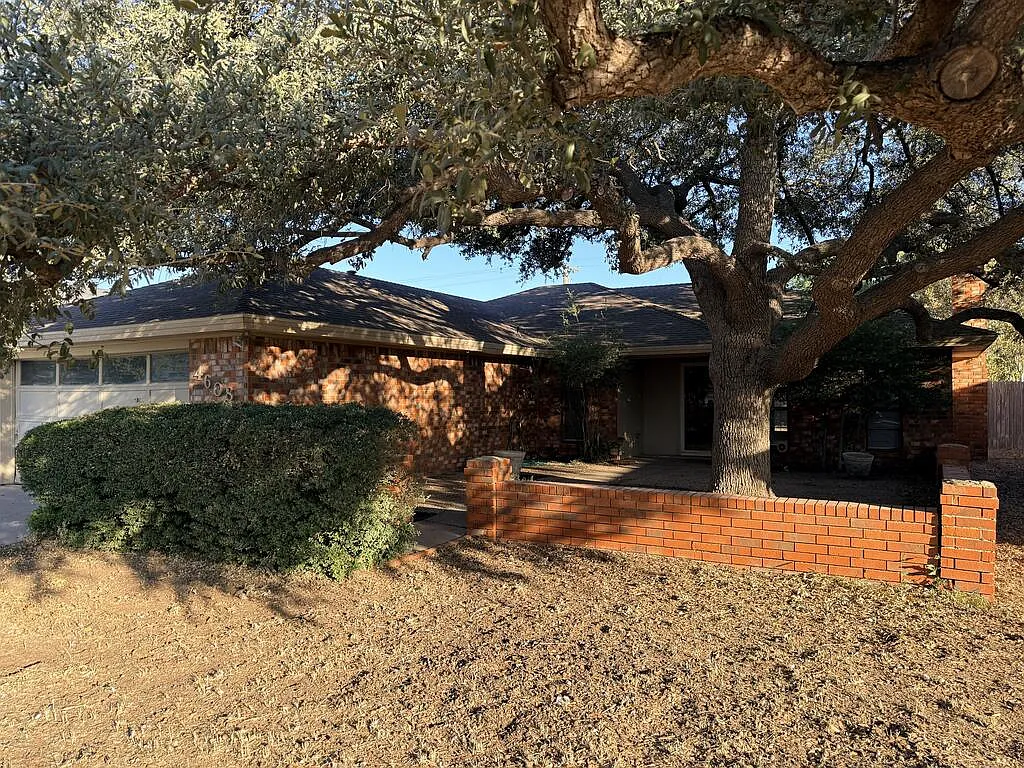 3 bed, 2.0 bath, 2087 sqft, $2,300 — Photo 1