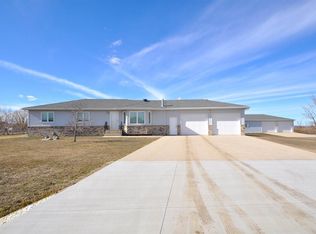 8220 Irish Ln, Bismarck, ND 58504