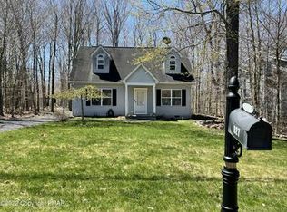 827 Country Place Dr, Tobyhanna, PA 18466